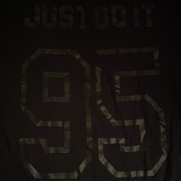 Black Nike shirt - Picture 2 of 4